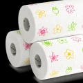 Dekoracyjny ręcznik papierowy Renova Blossom XXL z kwiatowym nadrukiem, białą bazą i kolorowymi detalami w stylu lekkiej kuchennej dekoracji.