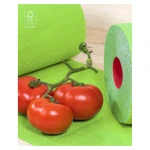Limonkowy ręcznik papierowy Renova Red Label – zbliżenie tłoczonego limonkowego papieru obok świeżych pomidorów