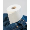 Biała rolka papieru Renova TextilPapier na tkaninie jeansowej