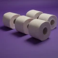 Jasny papier i subtelny nadruk na kontrastowym tle — ujęcie poglądowe rolek Renova Skin Care Plus Crema z oferty obejmującej opakowanie 24 sztuk.